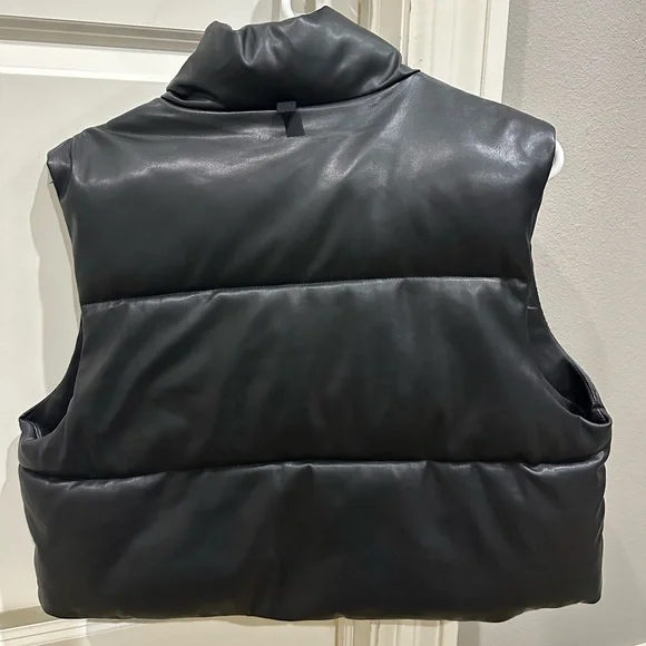 Zara Women's Black Puffer Vest - Picture 5 of 5